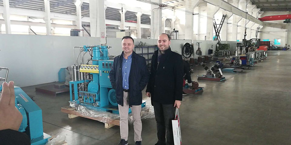 Clientes extranjeros visitan Bailian Compressor
